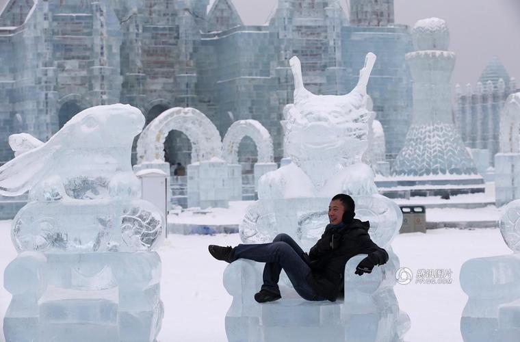 哈尔滨打造冰雪城堡 宛如童话世界